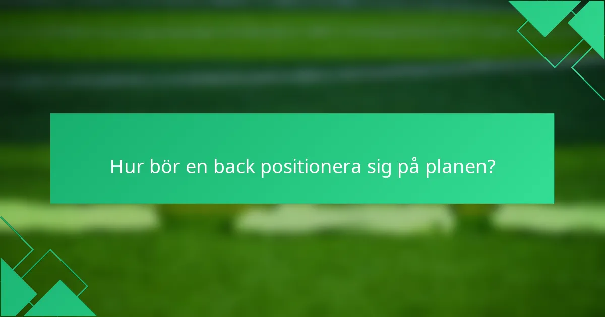 Hur bör en back positionera sig på planen?